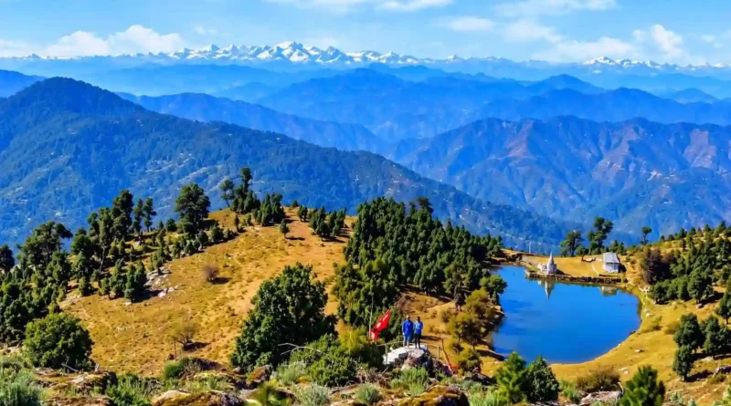 उत्तराखंड के पौड़ी गढ़वाल में स्थित पवित्र ताराकुंड झील और उसके किनारे बना प्राचीन मंदिर।