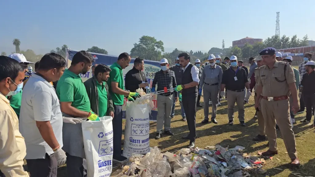 देहरादून स्वच्छता अभियान में जिलाधिकारी डॉ आशीष चौहान परेड ग्राउंड में सफाई करते हुए