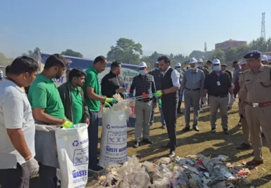 देहरादून स्वच्छता अभियान में जिलाधिकारी डॉ आशीष चौहान परेड ग्राउंड में सफाई करते हुए