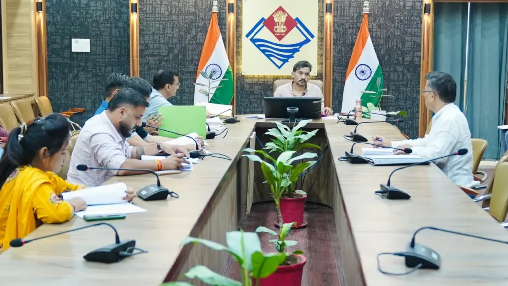 बुक्सा जनजाति के गांवों में समाज कल्याण योजनाओं की समीक्षा करते डीएम