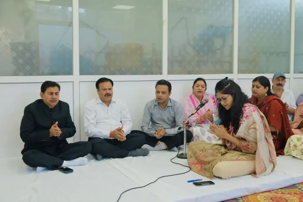 देहरादून गांधी जयंती समारोह में श्रद्धांजलि देते एडीएम केके मिश्रा