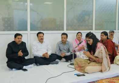 देहरादून गांधी जयंती समारोह में श्रद्धांजलि देते एडीएम केके मिश्रा