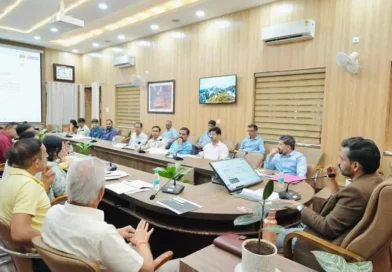 देहरादून कौशल विकास योजना बैठक लेते डीएम आशीष चौहान