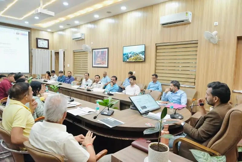 देहरादून कौशल विकास योजना बैठक लेते डीएम आशीष चौहान