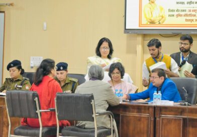 dehradun me mahila aayog ki jansunwai aur helpline