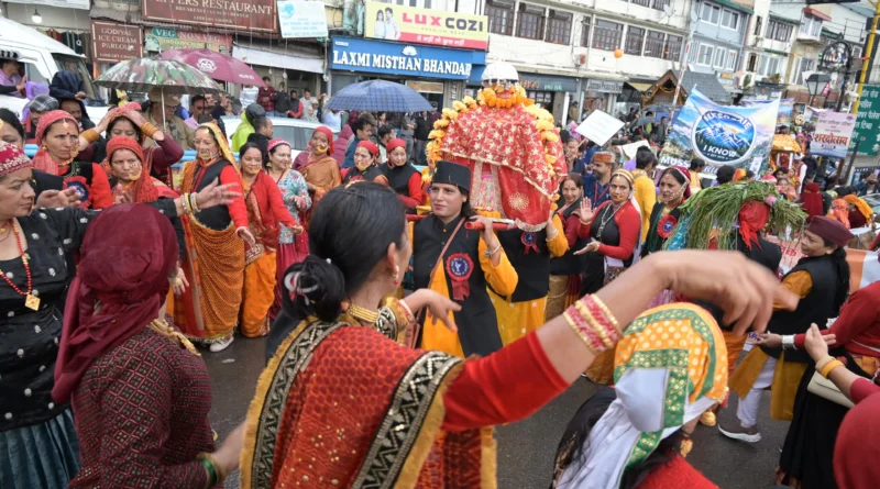 मसूरी शरदोत्सव 2026 का ध्वजारोहण कर शुभारंभ करते जिलाधिकारी डॉ. आशीष चौहान और नगर पालिका अध्यक्ष मीरा सकलानी