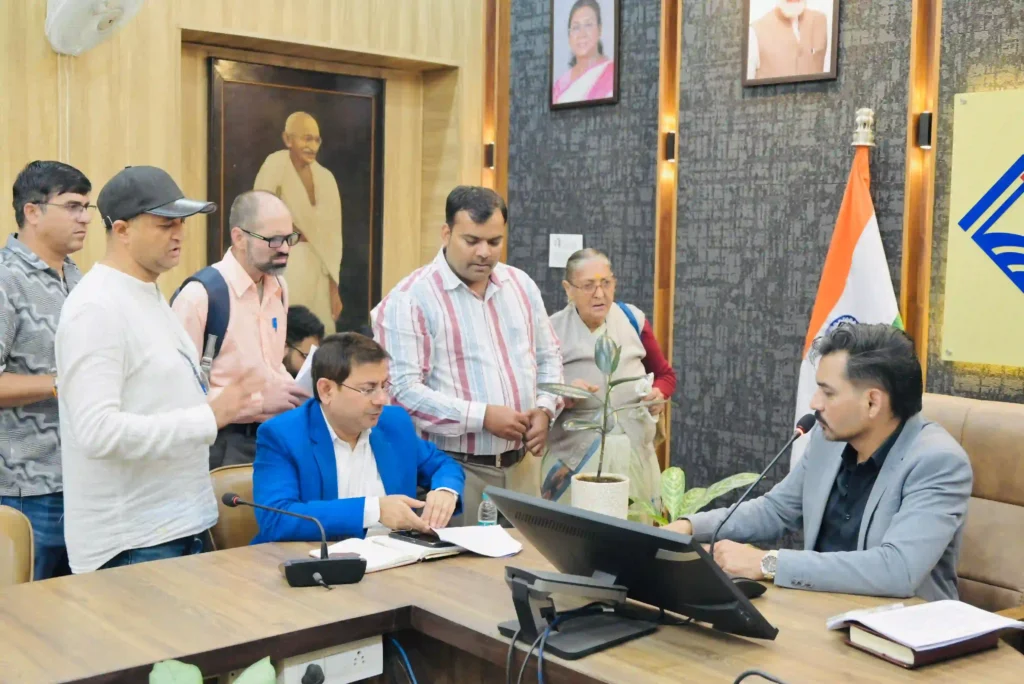 समाधान दिवस देहरादून में जिलाधिकारी डॉ आशीष चौहान जनसुनवाई करते हुए