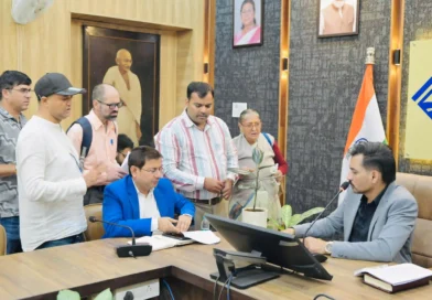 समाधान दिवस देहरादून में जिलाधिकारी डॉ आशीष चौहान जनसुनवाई करते हुए