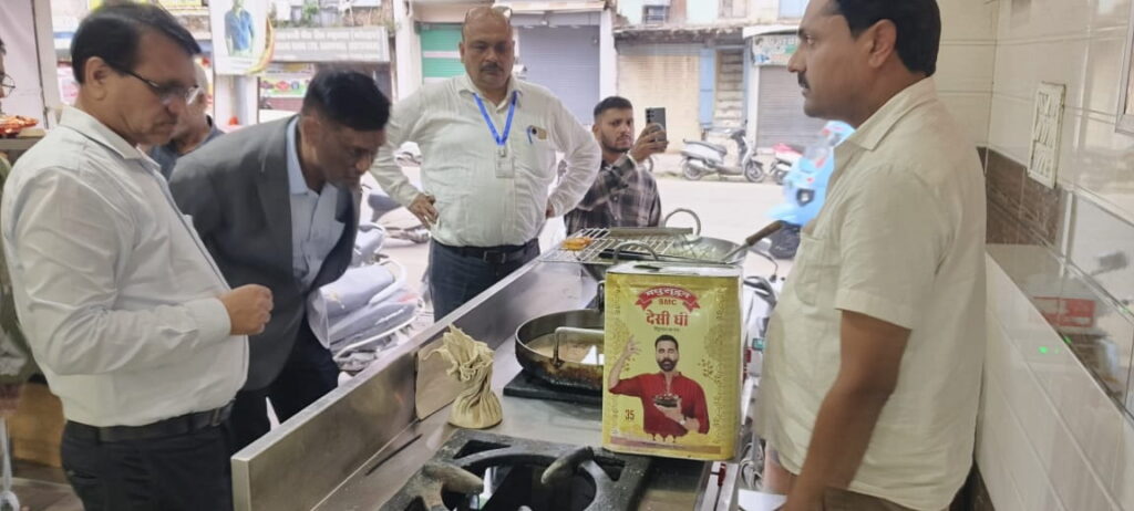 कोटद्वार में मिठाई की दुकानों पर प्रशासन की छापेमारी और निरीक्षण करते अधिकारी।