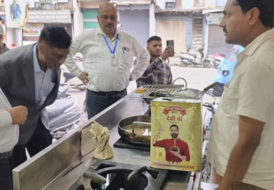 कोटद्वार में मिठाई की दुकानों पर प्रशासन की छापेमारी और निरीक्षण करते अधिकारी।