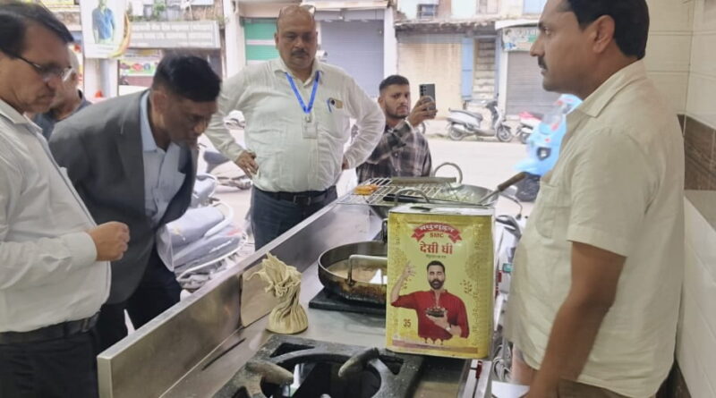 कोटद्वार में मिठाई की दुकानों पर प्रशासन की छापेमारी और निरीक्षण करते अधिकारी।