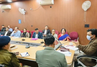 मसूरी विंटर लाइन कार्निवाल 2026 की तैयारियां को लेकर देहरादून कलेक्ट्रेट में बैठक करते जिलाधिकारी डॉ. आशीष चौहान।