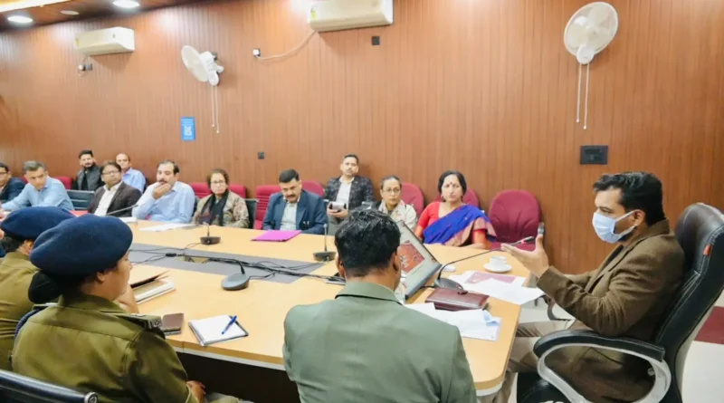 मसूरी विंटर लाइन कार्निवाल 2026 की तैयारियां को लेकर देहरादून कलेक्ट्रेट में बैठक करते जिलाधिकारी डॉ. आशीष चौहान।