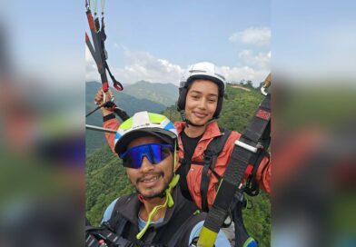 नयार घाटी में पैराग्लाइडिंग करते पायलट और पर्यटक
