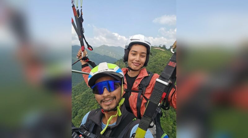 नयार घाटी में पैराग्लाइडिंग करते पायलट और पर्यटक