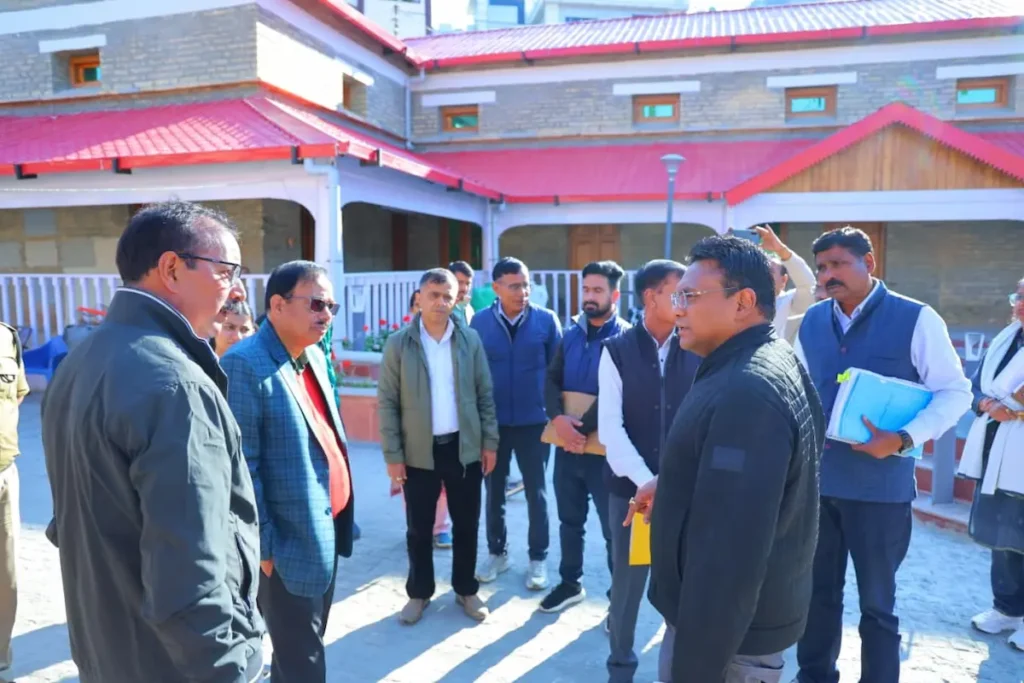 पौड़ी शहर में जाम से निजात के उपाय तलाशने के लिए प्रस्तावित पार्किंग स्थल का निरीक्षण करते अधिकारी।