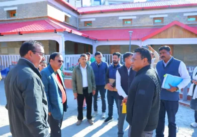 पौड़ी शहर में जाम की स्थिति और निर्माणाधीन पार्किंग स्थल का निरीक्षण करते प्रशासनिक अधिकारी।