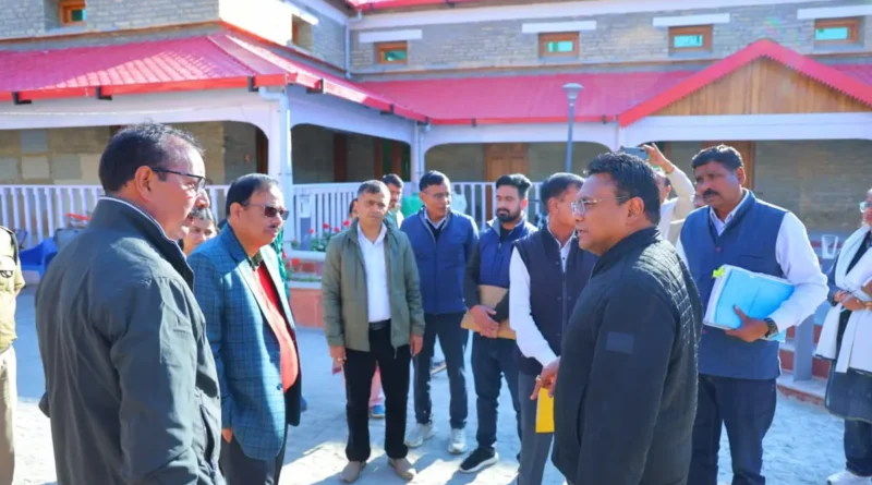 पौड़ी शहर में जाम से निजात के उपाय तलाशने के लिए प्रस्तावित पार्किंग स्थल का निरीक्षण करते अधिकारी।