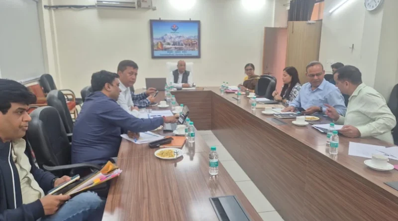 gaddhmukt sadak repair project review by Garhwal Commissioner in Dehradun