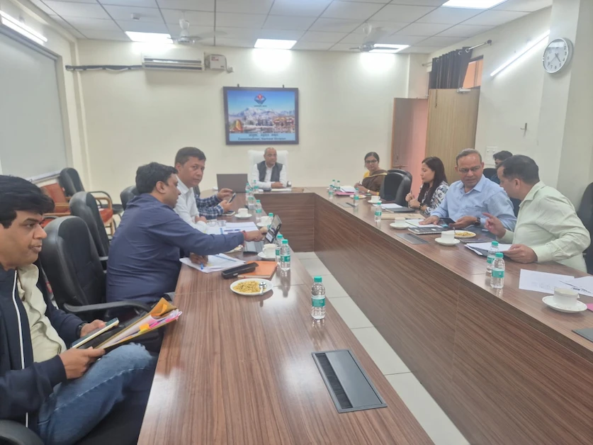 gaddhmukt sadak repair project review by Garhwal Commissioner in Dehradun