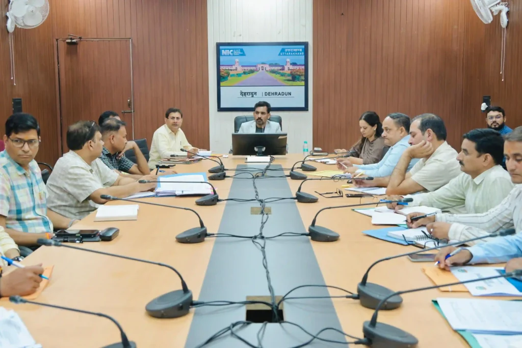 देहरादून में सिंगल यूज प्लास्टिक के खिलाफ डीएम डॉ. आशीष चौहान की समीक्षा बैठक