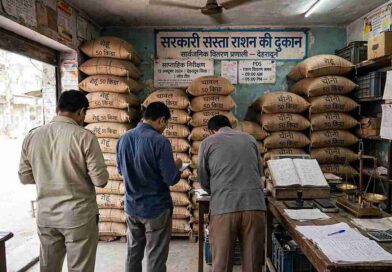 राशन दुकानों की जांच के लिए देहरादून नगर निगम के वार्डों में औचक निरीक्षण करते हुए सेक्टर अधिकारी और पूर्ति निरीक्षक। (प्रतीकात्मक तस्वीर)