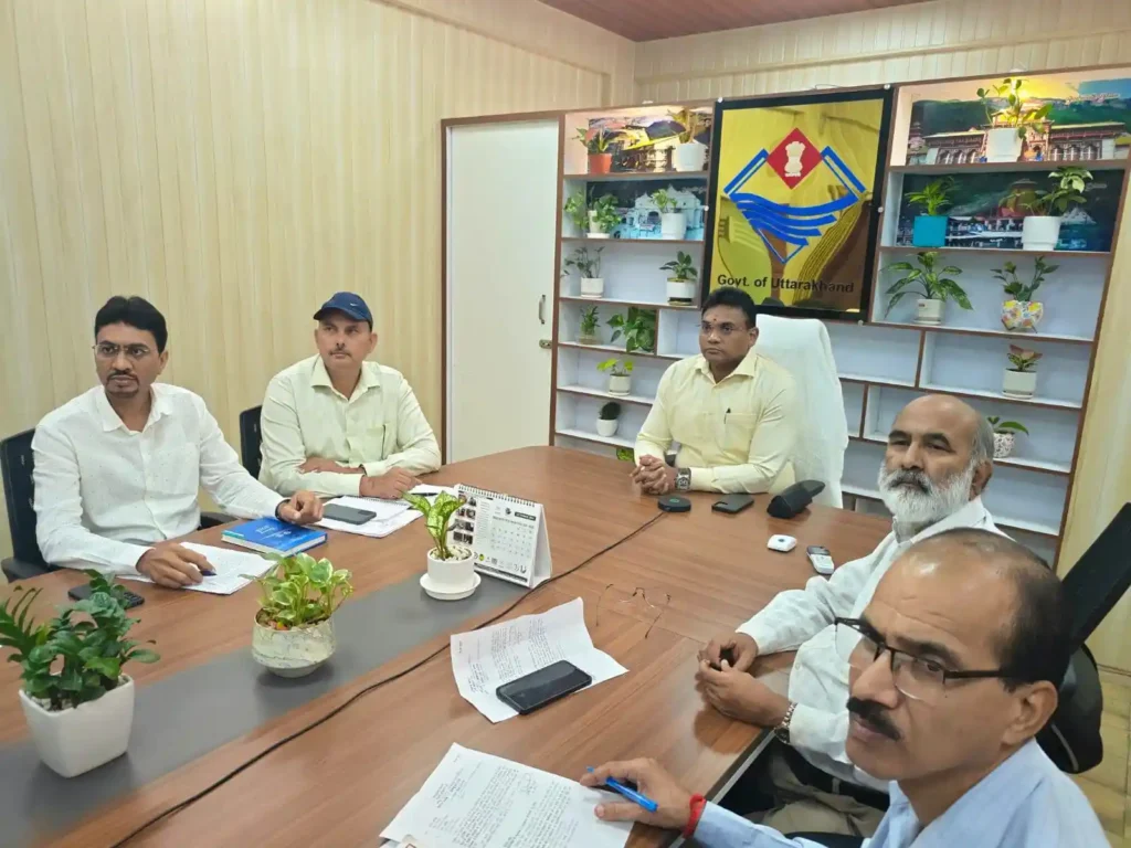 पिथौरागढ़ पार्किंग प्रोजेक्ट की समीक्षा बैठक लेते आवास सचिव डॉ. आर. राजेश कुमार