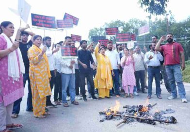 सड़क हादसों के खिलाफ महिला कांग्रेस का प्रदर्शन देहरादून