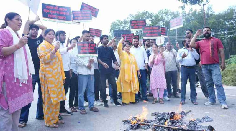 सड़क हादसों के खिलाफ महिला कांग्रेस का प्रदर्शन देहरादून