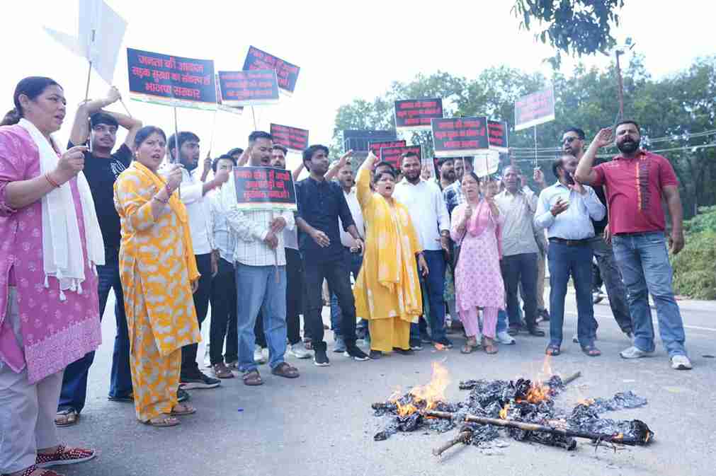सड़क हादसों के खिलाफ महिला कांग्रेस का प्रदर्शन देहरादून