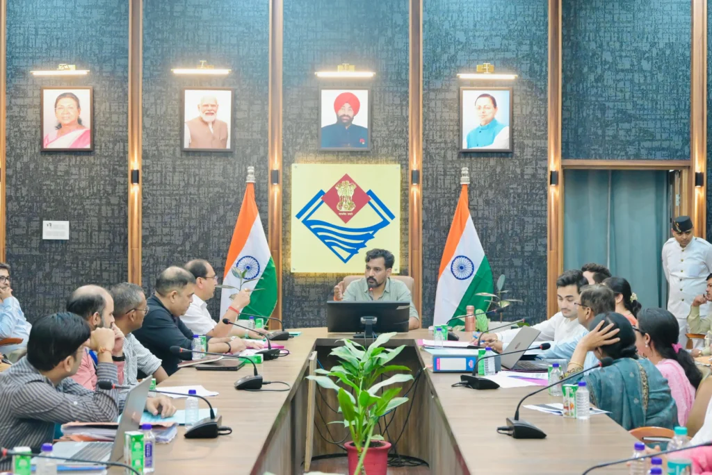 स्वास्थ्य सेवाओं में लापरवाही पर जिलाधिकारी की बैठक