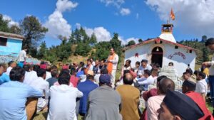 ताराकुंड के विकास कार्यों को लेकर ग्रामीणों के साथ बैठक करते कैबिनेट मंत्री डॉ. धन सिंह रावत
