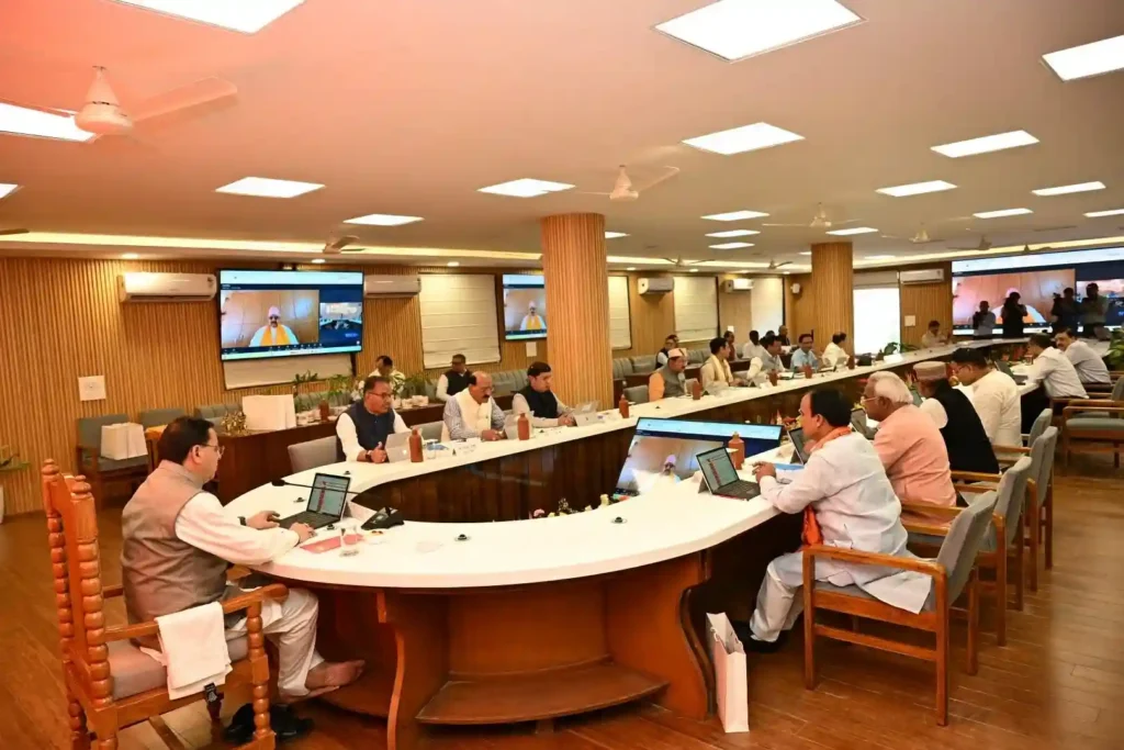 उत्तराखंड कैबिनेट बैठक लेते हुए मुख्यमंत्री पुष्कर सिंह धामी हरिद्वार में