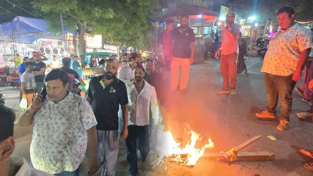 उत्तराखंड समाज का अपमान करने पर अखिलेश यादव का पुतला फूंकते लोग