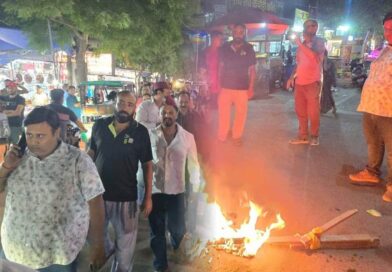 उत्तराखंड समाज का अपमान करने पर अखिलेश यादव का पुतला फूंकते लोग