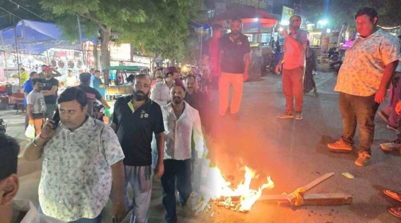 उत्तराखंड समाज का अपमान करने पर अखिलेश यादव का पुतला फूंकते लोग