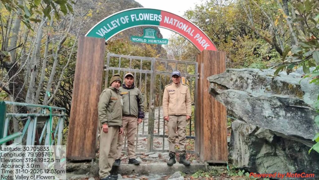 चमोली में पर्यटकों से गुलजार फूलों की घाटी का खूबसूरत नजारा
